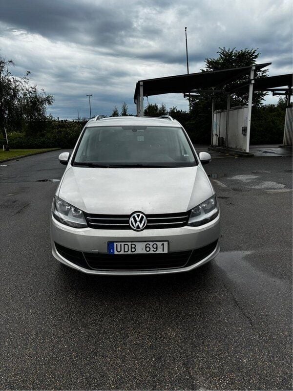 Silver Begagnad 2011 VW Sharan Minibuss | 90 000 kr (Marknadspris) - Bild 1/4
