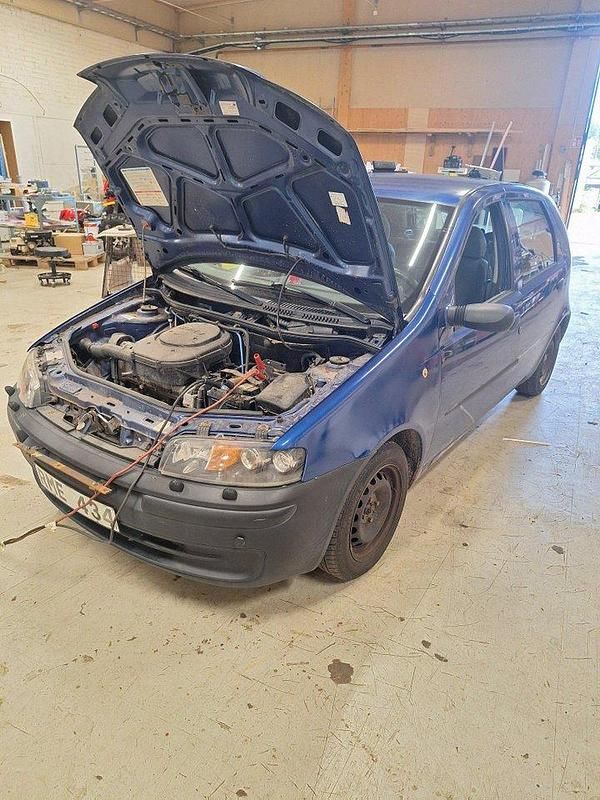 Blå Begagnad 2000 Fiat Punto Halvkombi | 5 000 kr - Bild 1/4