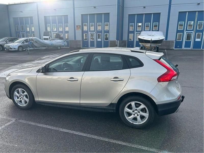 Brun Begagnad 2018 Volvo V40 CC Momentum Kombi | 210 000 kr (Marknadspris) - Bild 1/4