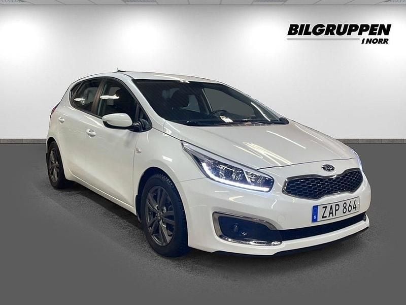 Begagnad Kia Ceed 101 HK (74 kW) 2017 Vit Halvkombi