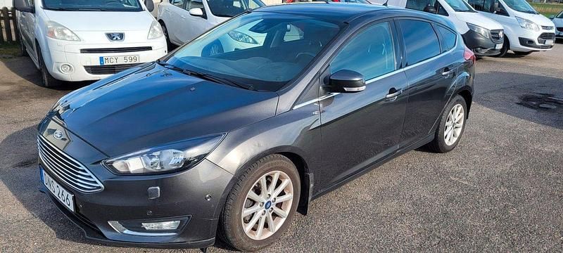 Grå Begagnad 2014 Ford Focus Titanium Halvkombi | 82 000 kr (Marknadspris) - Bild 1/4