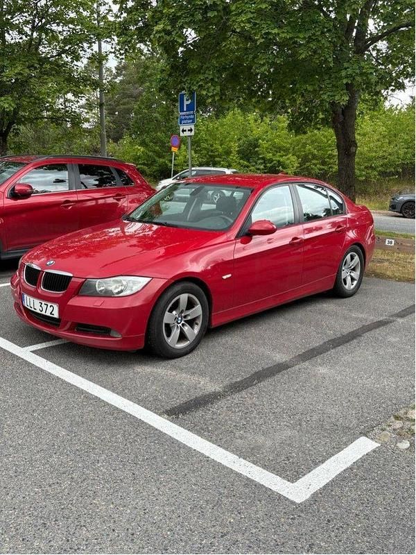 Röd Begagnad 2007 BMW 320 Advantage Sedan | 49 000 kr (Bra pris) - Bild 1/4