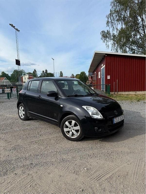 Svart Begagnad 2009 Suzuki Swift Halvkombi | 35 000 kr (Superpris) - Bild 1/4