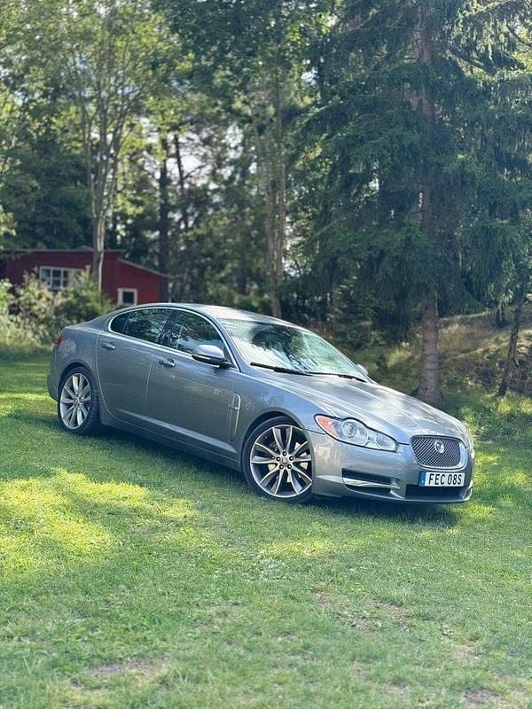 Grå Begagnad 2011 Jaguar XF Premium Luxury Sedan | 119 000 kr (Marknadspris) - Bild 1/4