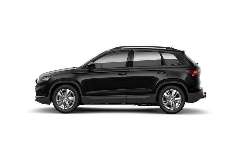 Svart (black magic pärleffekt me) Ny 2025 Skoda Karoq Selection SUV | 324 900 kr (Bra pris) - Bild 1/2