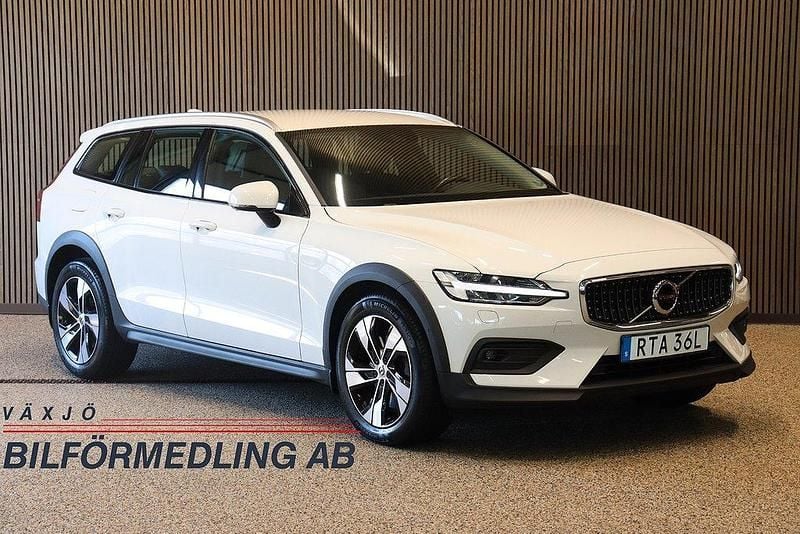 Vit Begagnad 2020 Volvo V60 CC Momentum Kombi | 269 000 kr (Marknadspris) - Bild 1/4