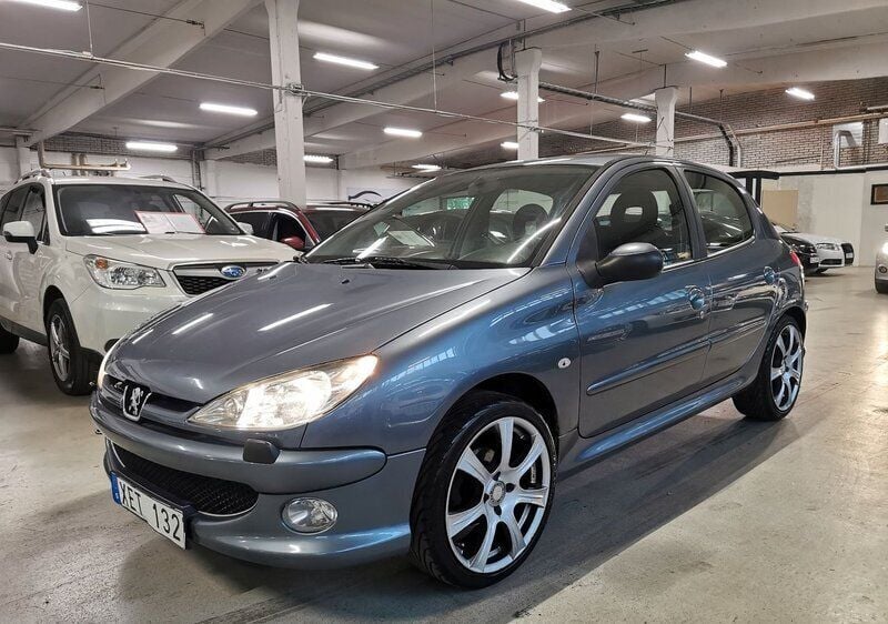 Mörkgrå Begagnad 2005 Peugeot 206 Halvkombi | 21 900 kr (Marknadspris) - Bild 1/4