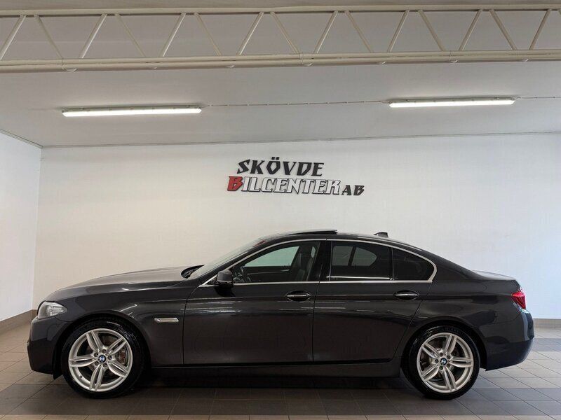 Grå Begagnad 2014 BMW 535 Exclusive Sedan | 319 500 kr - Bild 1/4