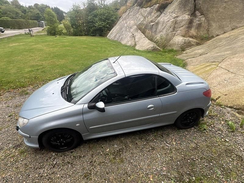 Grå Begagnad 2003 Peugeot 206 CC Cab | 15 000 kr (Bra pris) - Bild 1/4