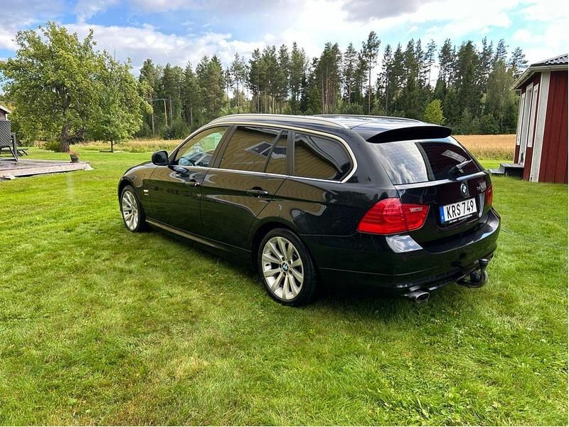 Svart Begagnad 2010 BMW 320 Comfort Edition Kombi | 105 000 kr (Dyr) - Bild 1/4