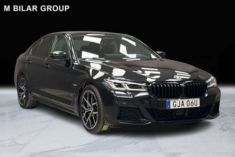 Svart Begagnad 2022 BMW 545e M Sport Sedan | 639 000 kr - Bild 1/4