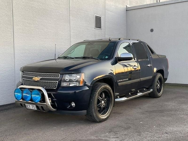 Blåmetalic Begagnad 2008 Chevrolet Avalanche LTZ Pickup | 149 000 kr - Bild 1/4