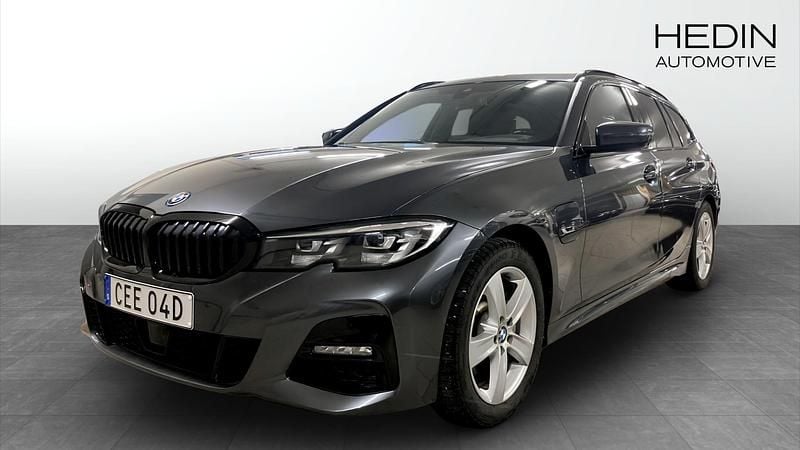 Begagnad 2022 BMW 330e M Sport Kombi | 359 900 kr - Bild 1/4