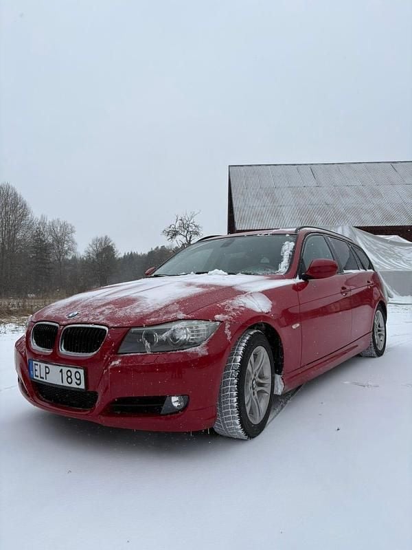 Röd Begagnad 2012 BMW 320 Kombi | 49 000 kr (Superpris) - Bild 1/4