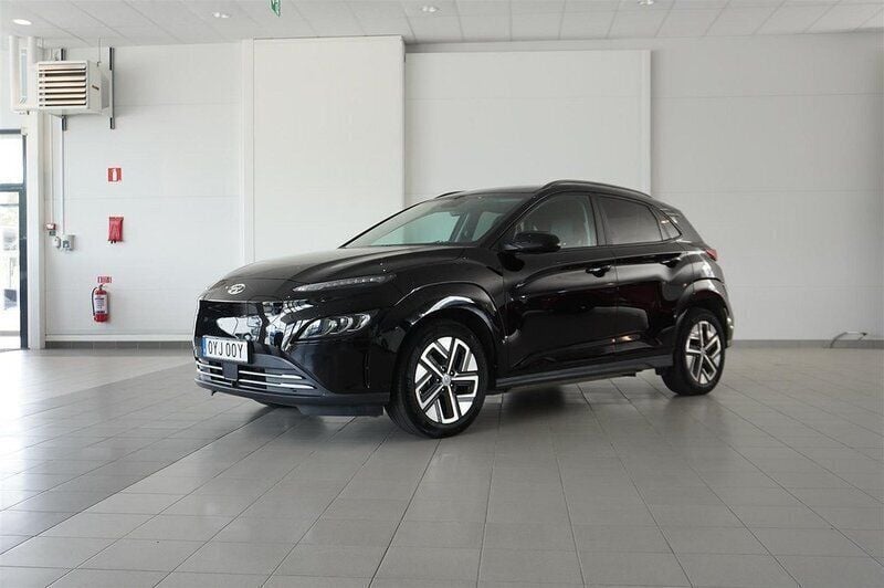 Svart Begagnad 2023 Hyundai Kona Essential SUV | 259 900 kr - Bild 1/4