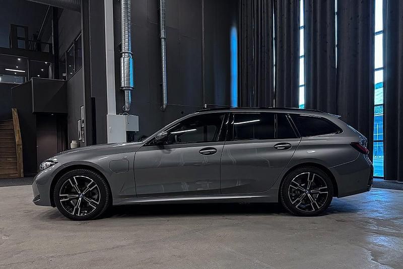 Begagnad BMW 330e M Sport 184 HK (135 kW) 2024 Grå Kombi