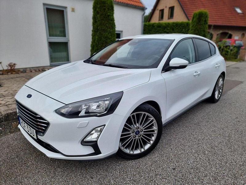 Vit Begagnad 2020 Ford Focus Halvkombi | 148 000 kr (Bra pris) - Bild 1/4
