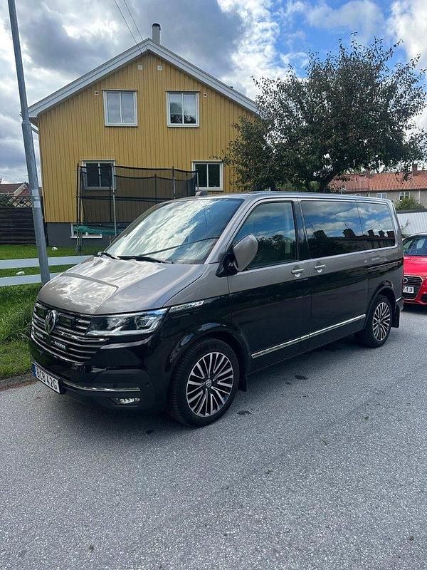 Brun Begagnad 2022 VW Multivan Highline Minibuss | 649 000 kr (Marknadspris) - Bild 1/4