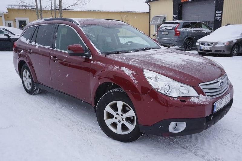 Röd Begagnad 2012 Subaru Outback Sedan | 69 900 kr (Marknadspris) - Bild 1/4
