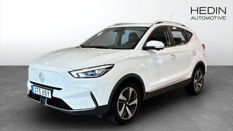 Vit (white) Begagnad 2022 MG ZS Luxury Sedan | 249 900 kr (Superpris) - Bild 1/4