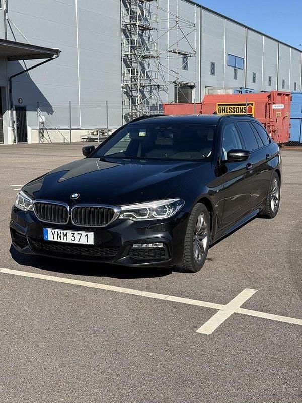 Svart Begagnad 2018 BMW 520 M Sport Kombi | 285 000 kr (Lite dyr) - Bild 1/4