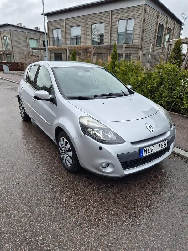 Begagnad 2011 Renault Clio II Halvkombi | 43 000 kr (Lite dyr) - Bild 1/4