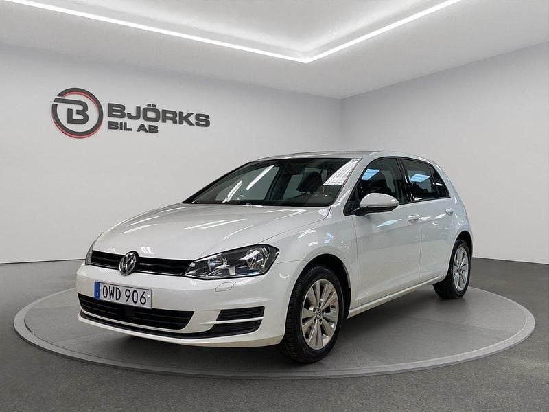 Vit Begagnad 2015 VW Golf VII Halvkombi | 99 500 kr (Bra pris) - Bild 1/4