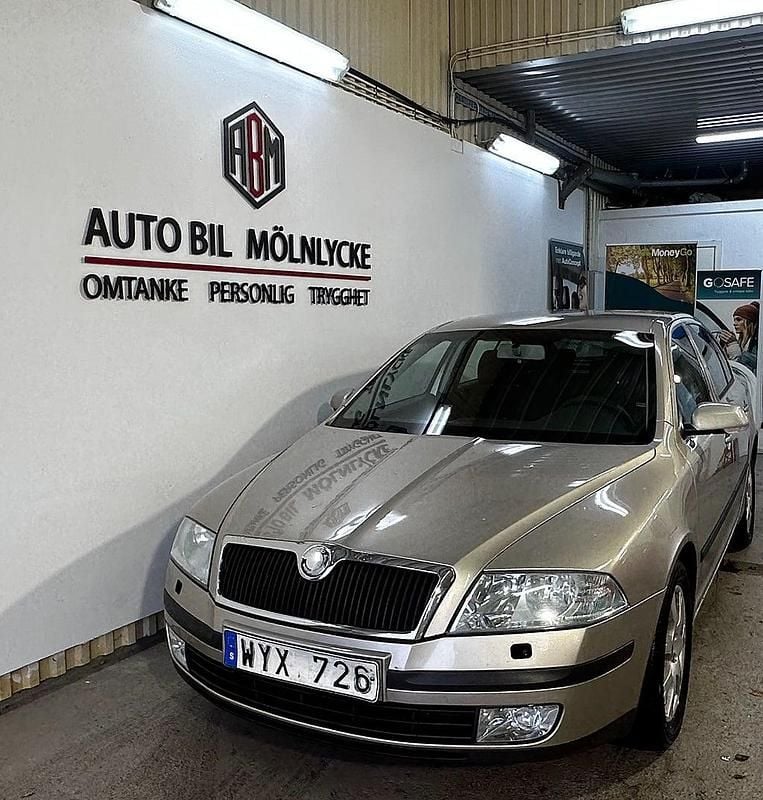 Ljusbrun Begagnad 2005 Skoda Octavia Halvkombi | 22 000 kr (Marknadspris) - Bild 1/4