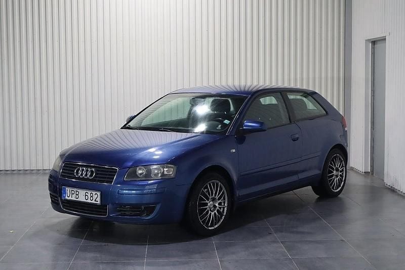 Blå Begagnad 2003 Audi A3 Attraction Halvkombi | 19 899 kr (Marknadspris) - Bild 1/4