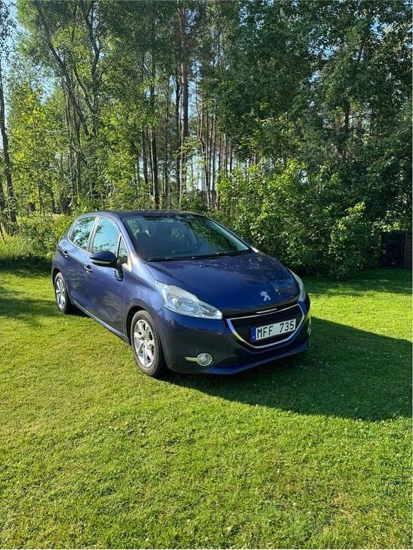 Blå Begagnad 2012 Peugeot 208 Halvkombi | 43 000 kr (Marknadspris) - Bild 1/4