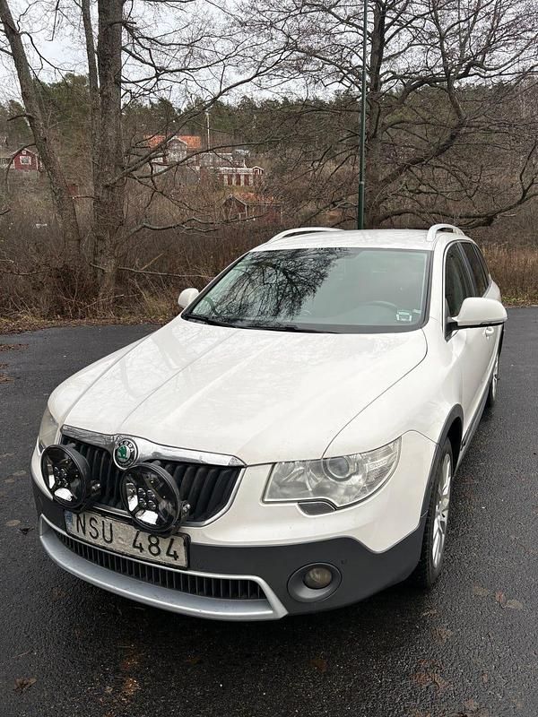 Begagnad 2013 Skoda Superb Kombi | 58 000 kr (Marknadspris) - Bild 1/4