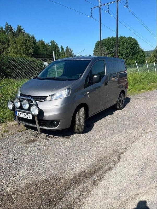 Grå Begagnad 2017 Nissan NV200 Van | 69 000 kr (Bra pris) - Bild 1/4