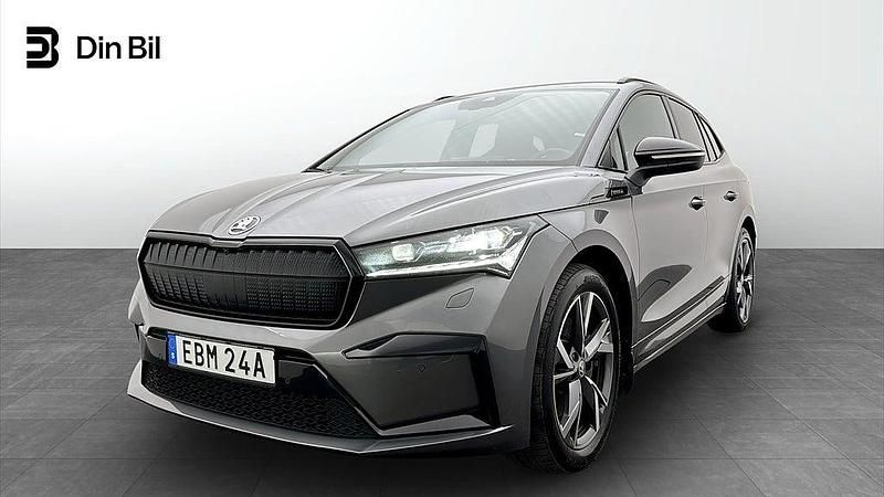 Grå Begagnad 2023 Skoda Enyaq iV SportLine SUV | 434 900 kr (Marknadspris) - Bild 1/4
