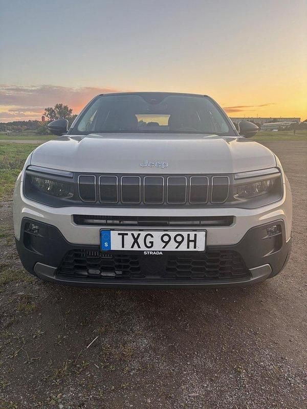 Grå Begagnad 2024 Jeep Avenger SUV | 299 000 kr - Bild 1/4