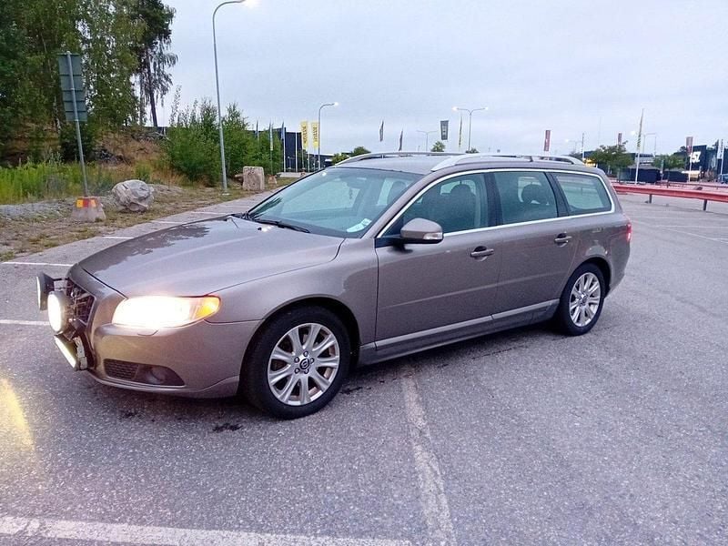 Brun Begagnad 2010 Volvo V70 Summum Kombi | 73 000 kr (Marknadspris) - Bild 1/4