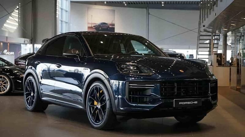 Blå Begagnad 2024 Porsche Cayenne Turbo E-Hybrid SUV | 2 195 000 kr - Bild 1/1