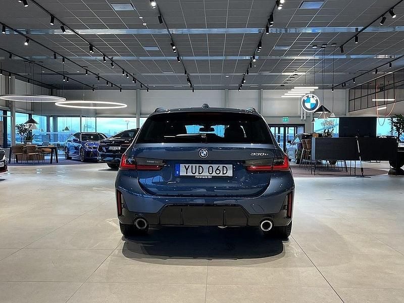 Begagnad BMW 330e M Sport 184 HK (135 kW) 2024 Blå Kombi