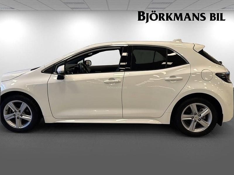 Begagnad Toyota Corolla Hybrid 98 HK (72 kW) 2022 Vit Halvkombi