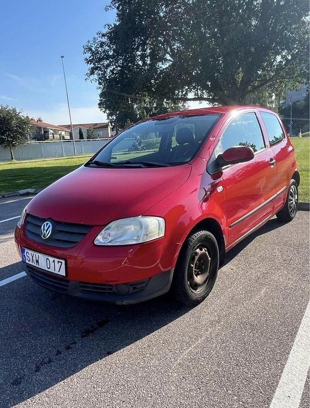 Röd Begagnad 2007 VW Fox Halvkombi | 14 000 kr - Bild 1/4