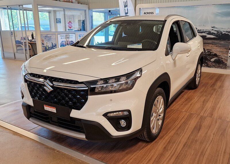 Vit Begagnad 2023 Suzuki SX4 S-Cross SUV | 324 900 kr (Marknadspris) - Bild 1/4