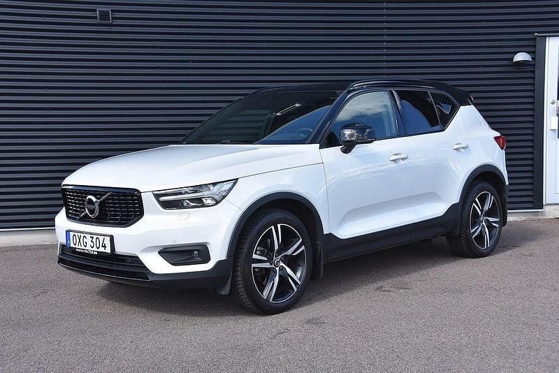 Vit Begagnad 2018 Volvo XC40 R-Design SUV | 309 900 kr (Lite dyr) - Bild 1/4