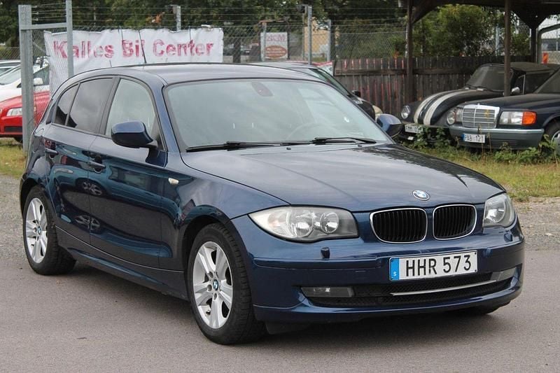 Mörkblå Begagnad 2010 BMW 120 Comfort Edition Halvkombi | 46 000 kr (Bra pris) - Bild 1/4