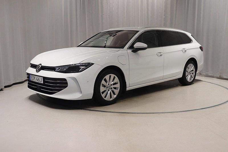 Vit Begagnad 2024 VW Passat Business Kombi | 459 800 kr - Bild 1/4