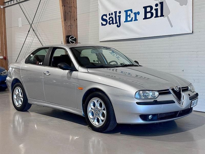Grå Begagnad 2002 Alfa Romeo 156 Distinctive Sedan | 49 800 kr - Bild 1/4