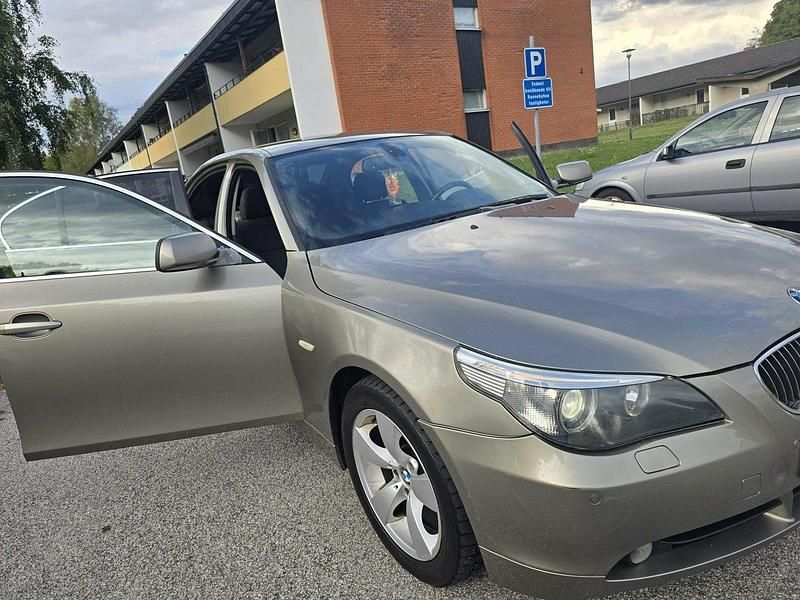 Brun Begagnad 2006 BMW 530 Sedan | 60 000 kr (Bra pris) - Bild 1/4