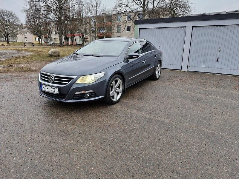 Grå Begagnad 2009 VW CC Sedan | 60 000 kr (Marknadspris) - Bild 1/4
