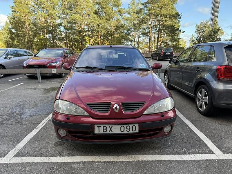 Röd Begagnad 2002 Renault Mégane II Halvkombi | 12 000 kr (Marknadspris) - Bild 1/4