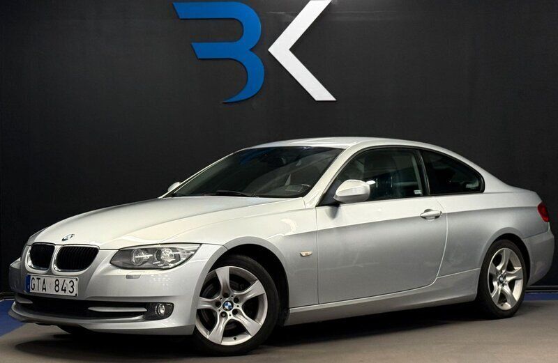 Ljusgrå Begagnad 2012 BMW 320 Sportkupé | 139 900 kr (Marknadspris) - Bild 1/4