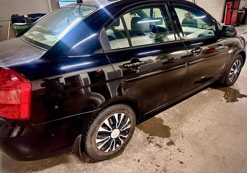 Begagnad Hyundai Accent 112 HK (82 kW) 2007 Svart Sedan