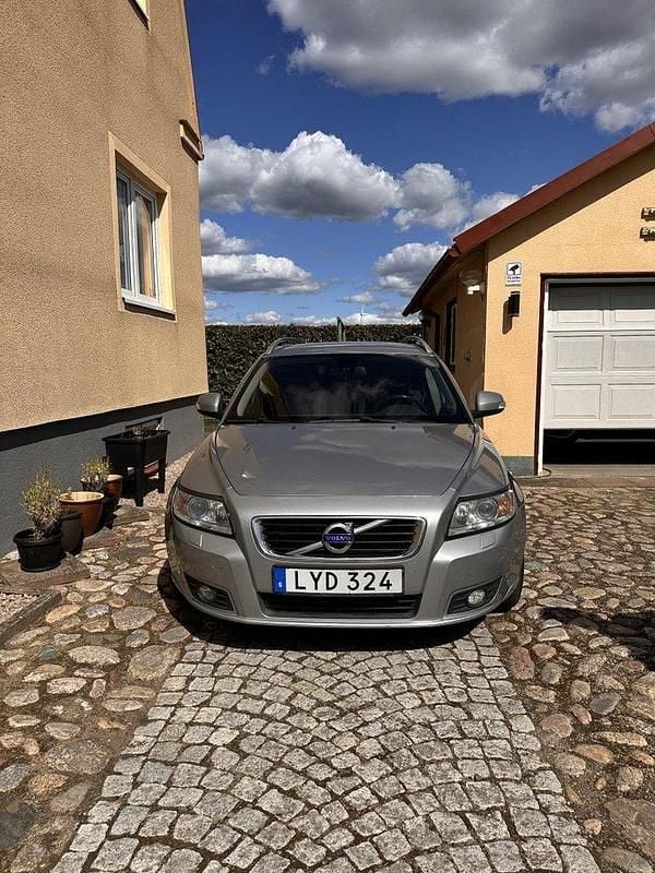 Silver Begagnad 2012 Volvo V50 Kombi | 43 000 kr (Marknadspris) - Bild 1/4